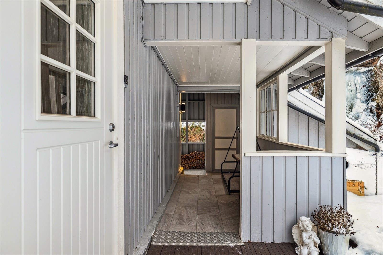 Inngangen fra carporten Galleribilde