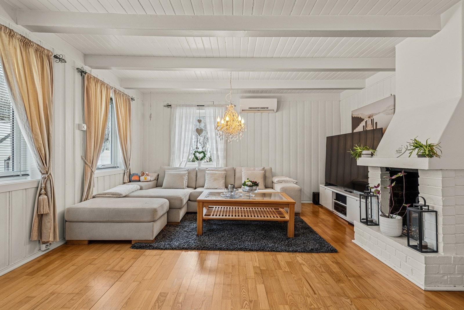 Romslig stue med vedovn og varmepumpe Galleribilde