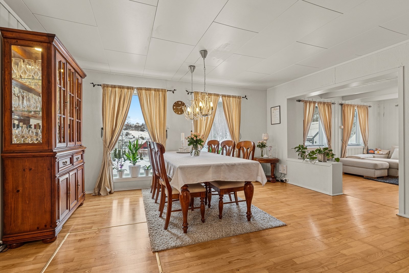 Spisestue med store vinduer for mye naturlig lys Galleribilde