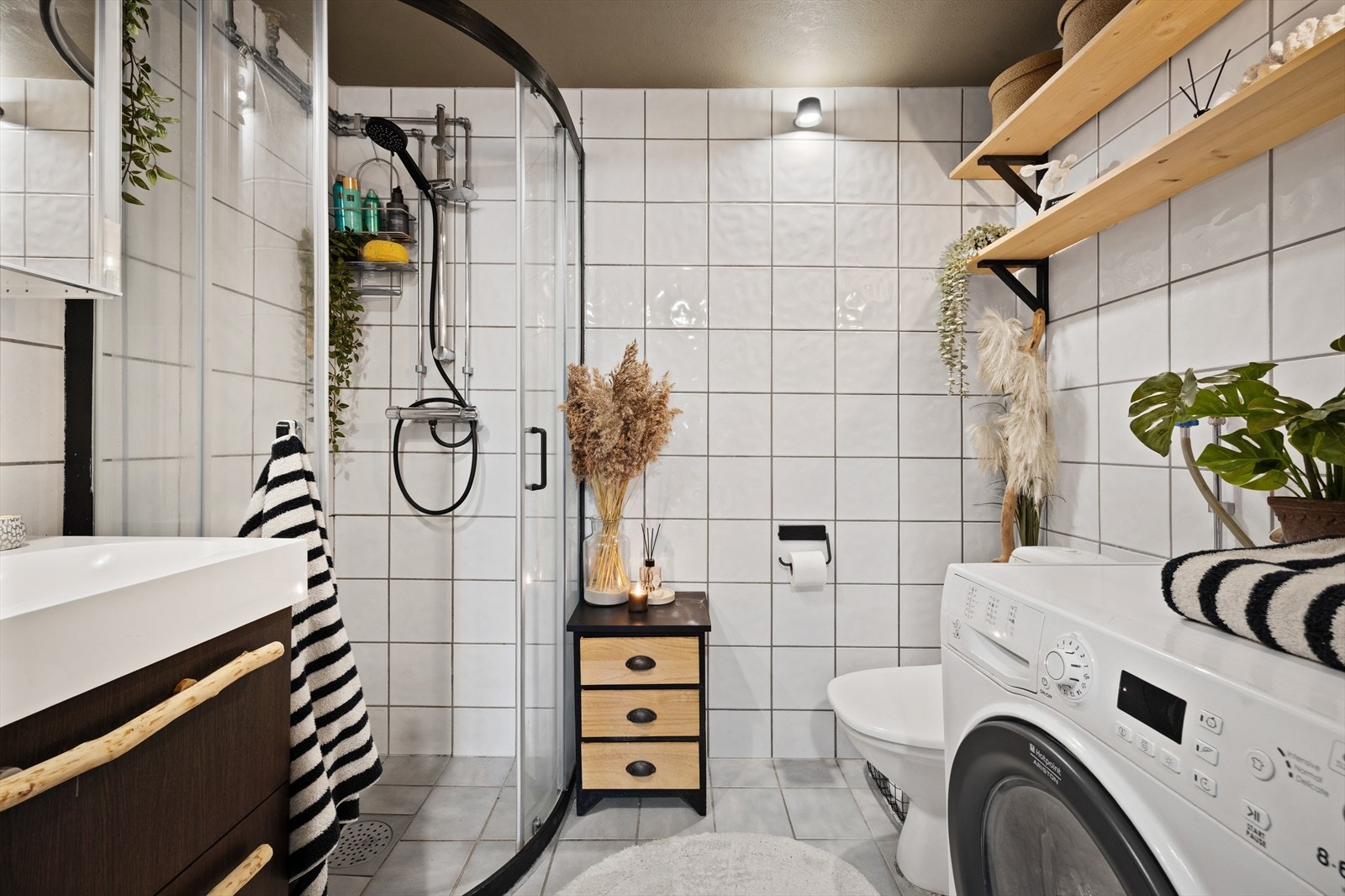 Flislagt bad med varmekabler i gulvet - bytte av termostat i 2025. Opplegg for vaskemaskin. Galleribilde