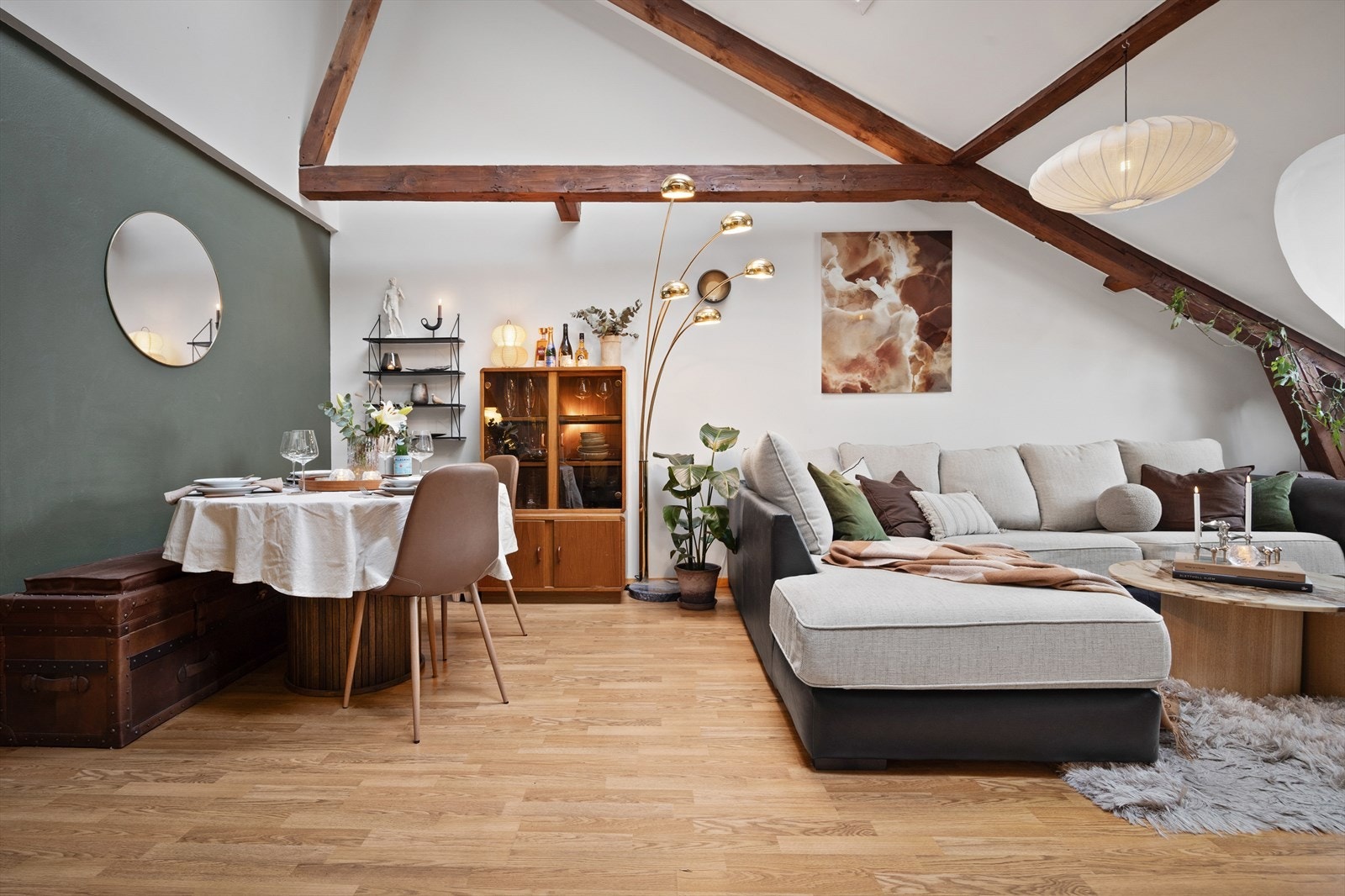 Plass til både sofagruppe og spisesone i allrommet. Galleribilde