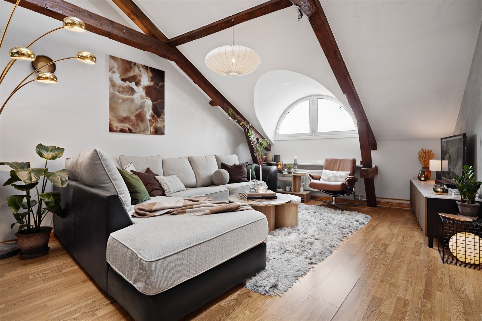 Stilige trebjelker i leiligheten som tilføyer et særpreget uttrykk. Galleribilde