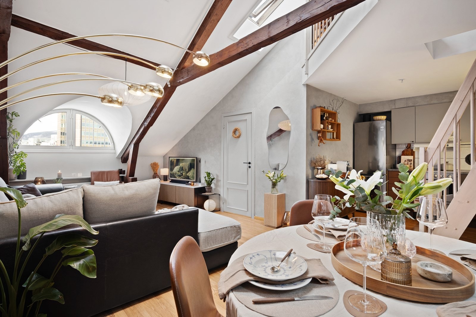 Varierende himlingshøyde skaper en naturlig inndeling i soner og møblene finner raskt sin naturlige plass. Galleribilde