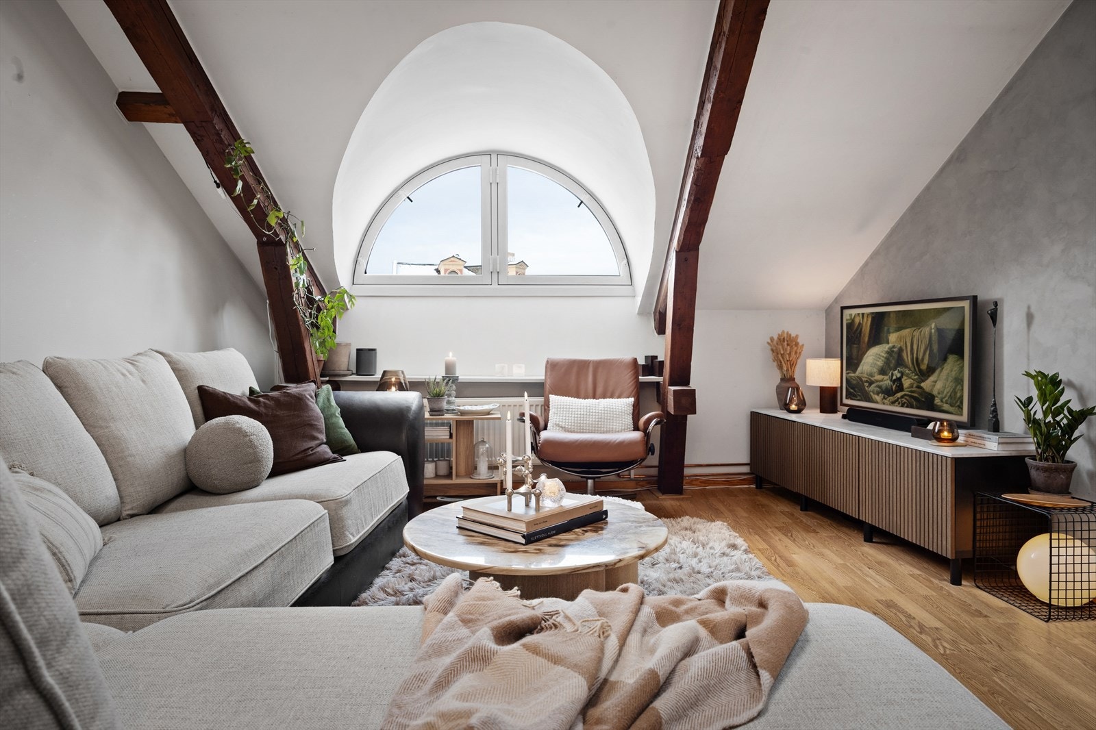 Buet halvvindu ut mot torget. Ingen innsyn. Galleribilde