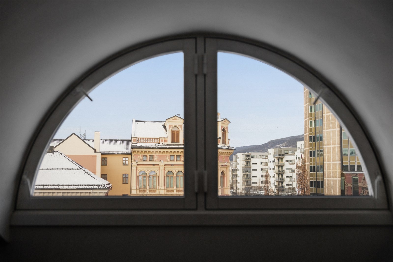 Leiligheten i Strømsø Torg 5B har en helt ideell plassering vendt mot torget, med alt av byens fasiliteter og myldrende byliv rett utenfor. Galleribilde