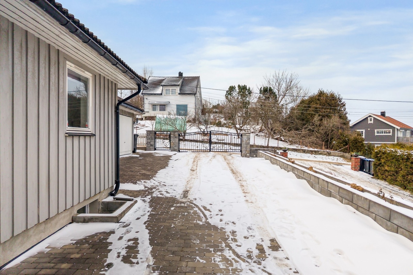 Det er belegningsstein i gårdsplassen. Eier opplyser om at denne ble lagt i 2017. Galleribilde