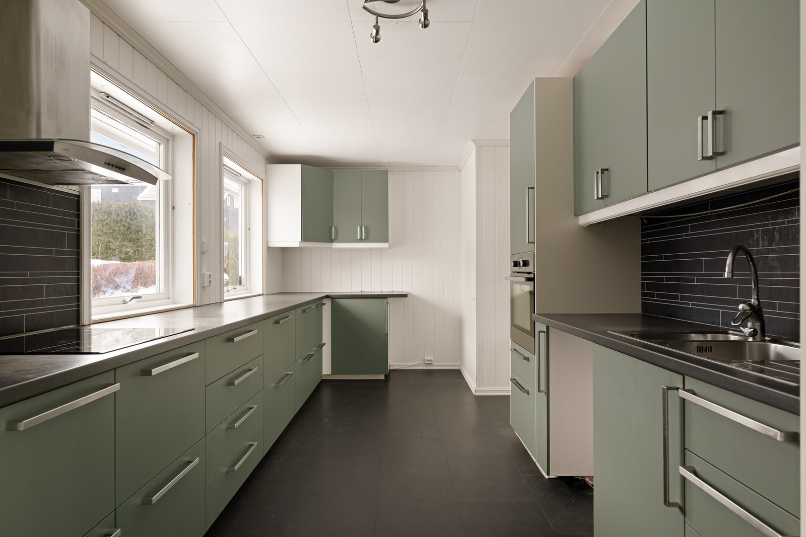 Innredningen er romslig og benkeflatene er store, her er det god plass til matlaging. Galleribilde