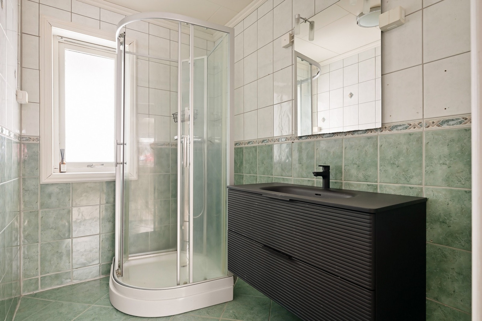 Badet har baderomsinnredning, dusjkabinett og mekanisk avtrekk. Galleribilde