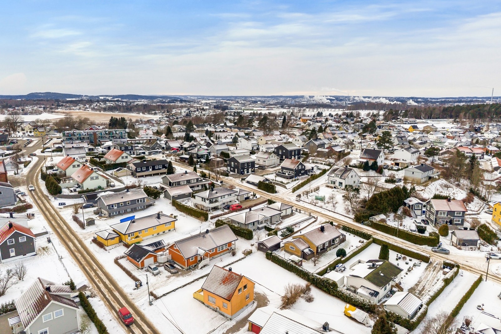 Det er kort vei til barnehager, skoler, idrettsanlegg og forretninger. Galleribilde