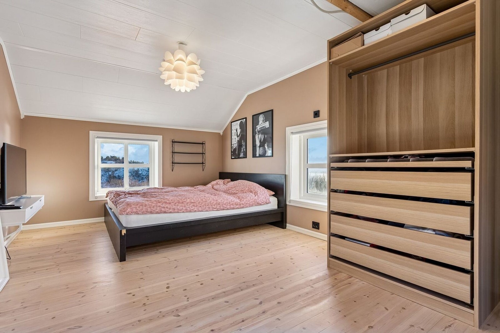 Nok et romslig soverom på hele 15,5 kvadratmeter. Galleribilde