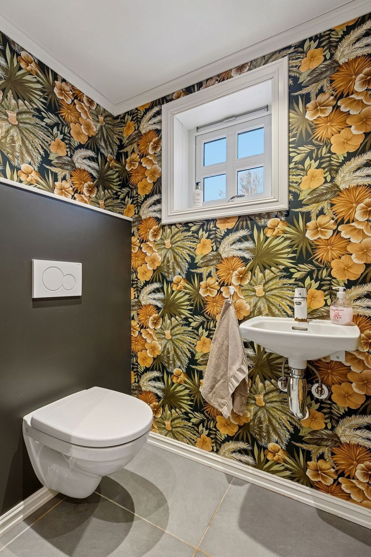 Fra boligens entré har man også tilgang til et toalettrom som er oppgradert i 2020. Galleribilde