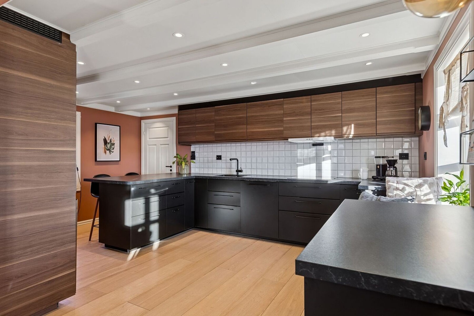 Det aller meste av boligen er renovert i perioden 2018-2020, deriblant kjøkkenet. Galleribilde