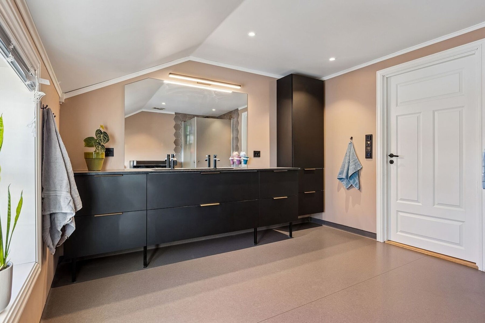 Stort og moderne bad på hele 11 kvadratmeter. Badet er oppgradert i 2020. Galleribilde