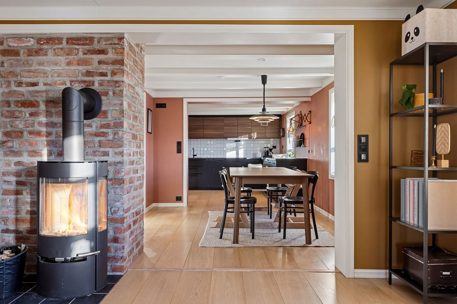 Boligen måler hele 242 kvm og nyter godt av en gjennomtenkt planløsning med herlige oppholdsrom og gjennomgående sømløse overganger. Galleribilde