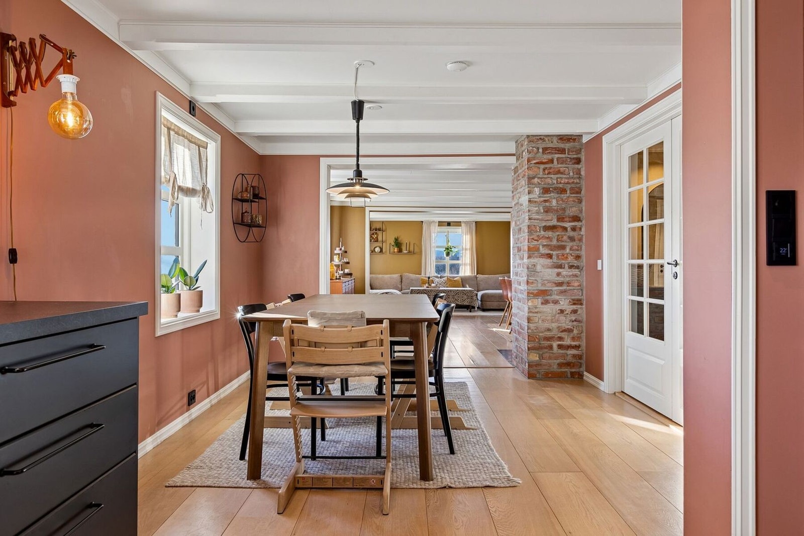 Boligen fremstår helhetlig med gjennomgående delikate farge- og materialvalg som skaper et harmonisk og stilrent uttrykk. Galleribilde