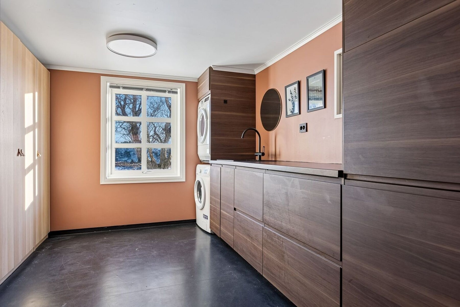 På hovedplanet er det et romslig vaskerom på 10,5 kvadratmeter som byr på godt med skap- og benkeplass. Galleribilde