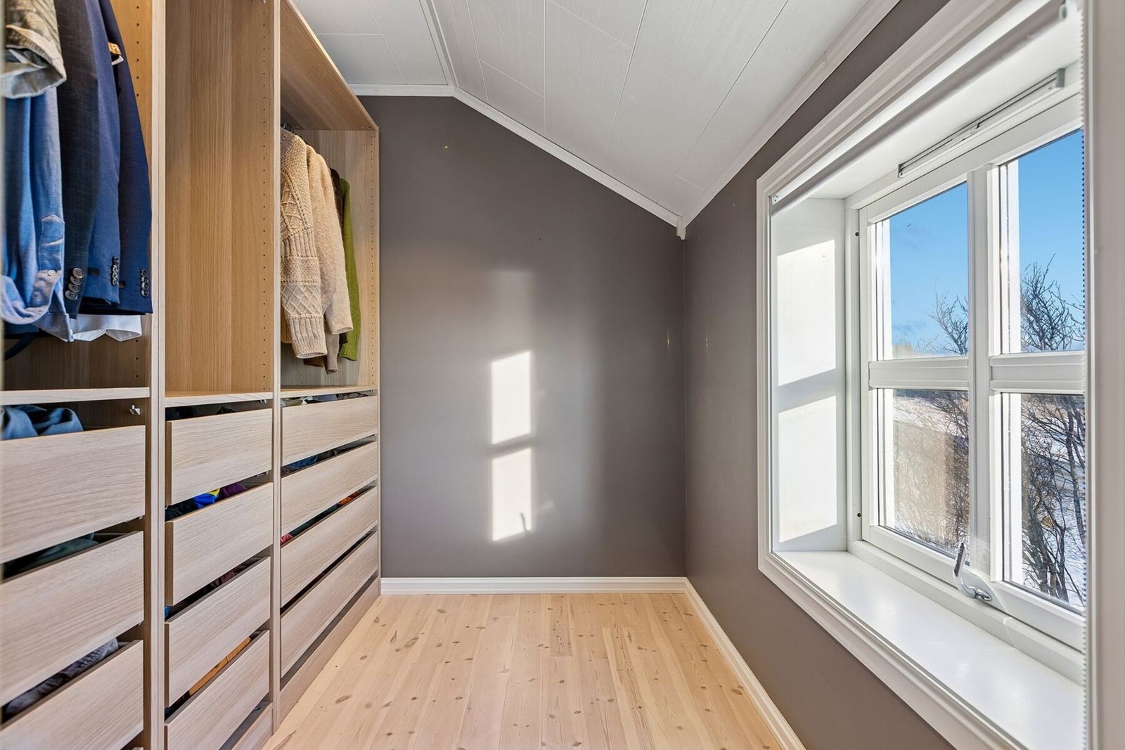 Her er det avsatt en egen, praktisk sone til walk in-garderobe. Galleribilde