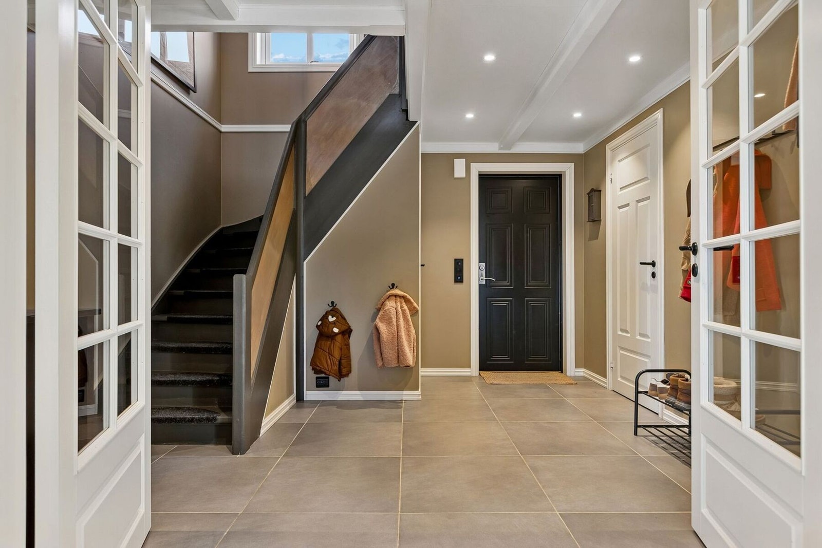 Alt av innvendige avløpsrør og vannledninger ble skiftet i 2019, samt utskiftning av hele det elektriske anlegget i 2020. Galleribilde