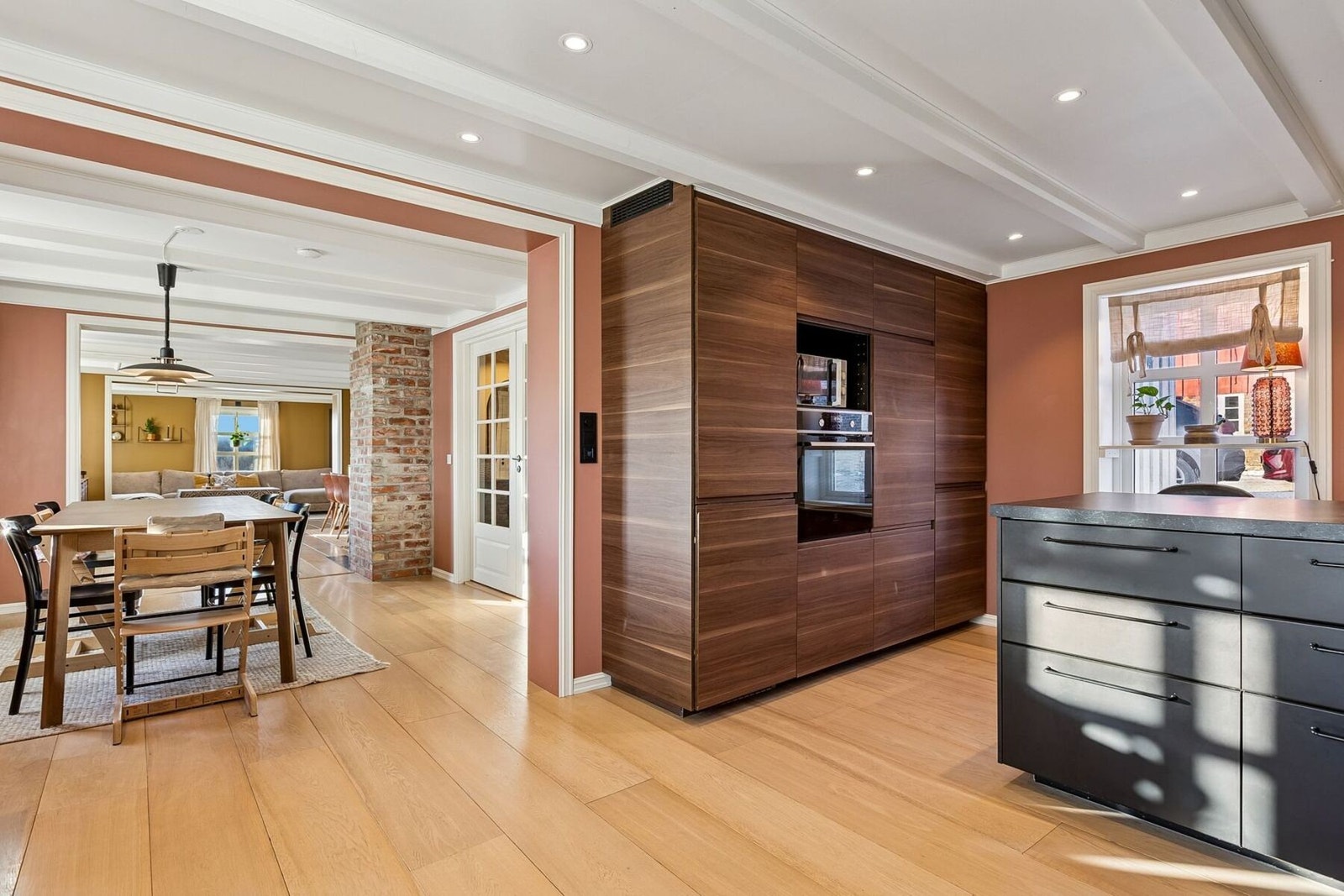 Kjøkken og spisestue måler tilsammen gode 29 kvadratmeter. Galleribilde