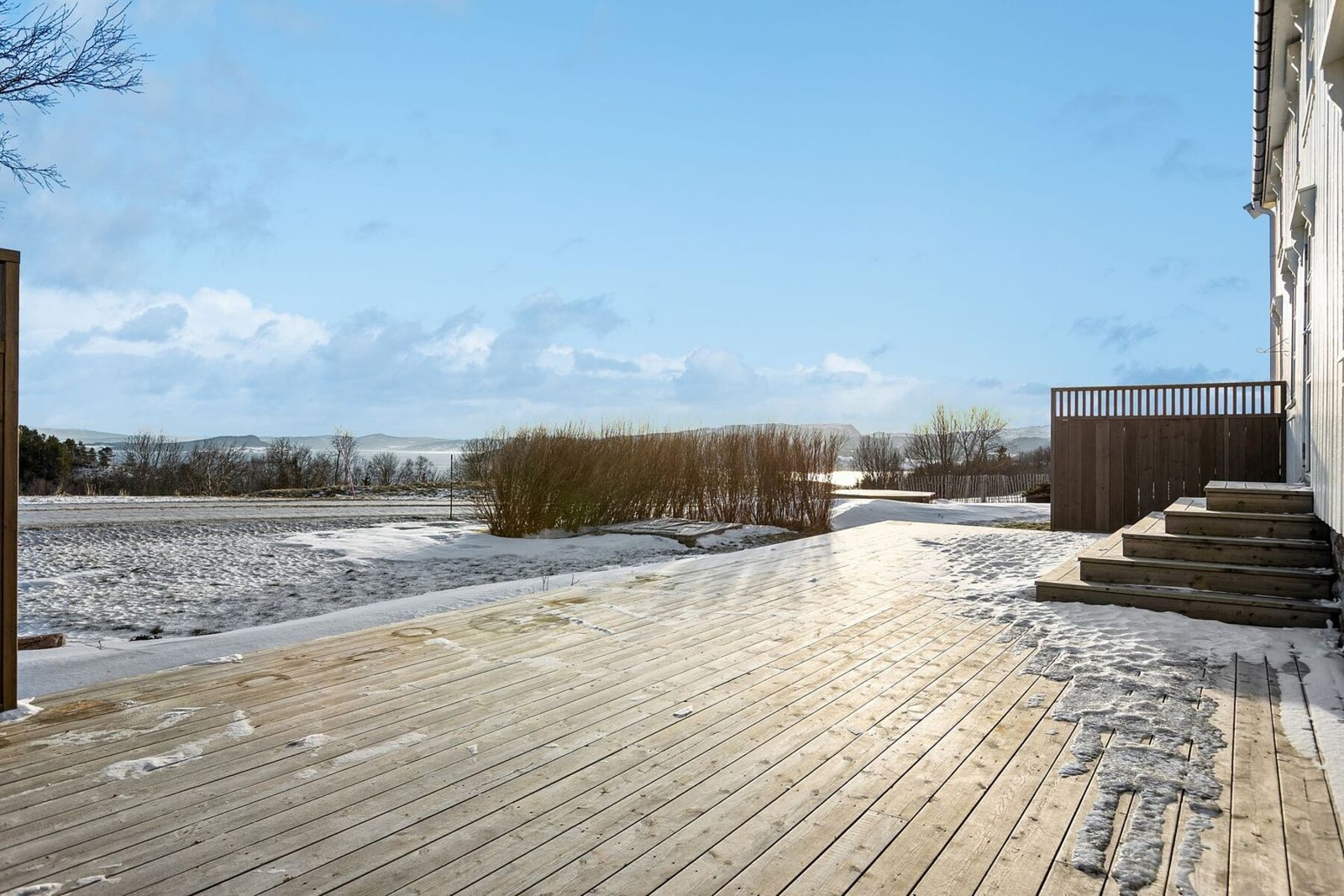 Utsøkt terrasse på hele 58 kvadratmeter med svært gode solforhold hele dagen. Galleribilde