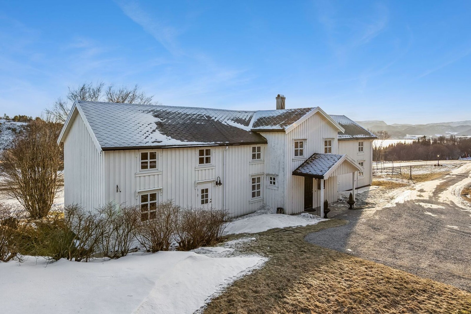 Her får du en fantastisk småbruks-lignende eiendom med et tomteareal på nesten 5 mål med tilhørende fjøs og uthus. Galleribilde