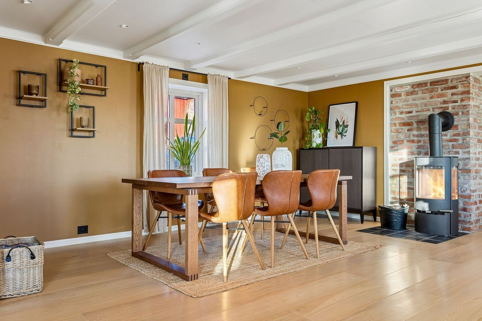 Stuen i hovedetasjen er naturlig inndelt i flere innbydende og funksjonelle sosiale soner. Galleribilde