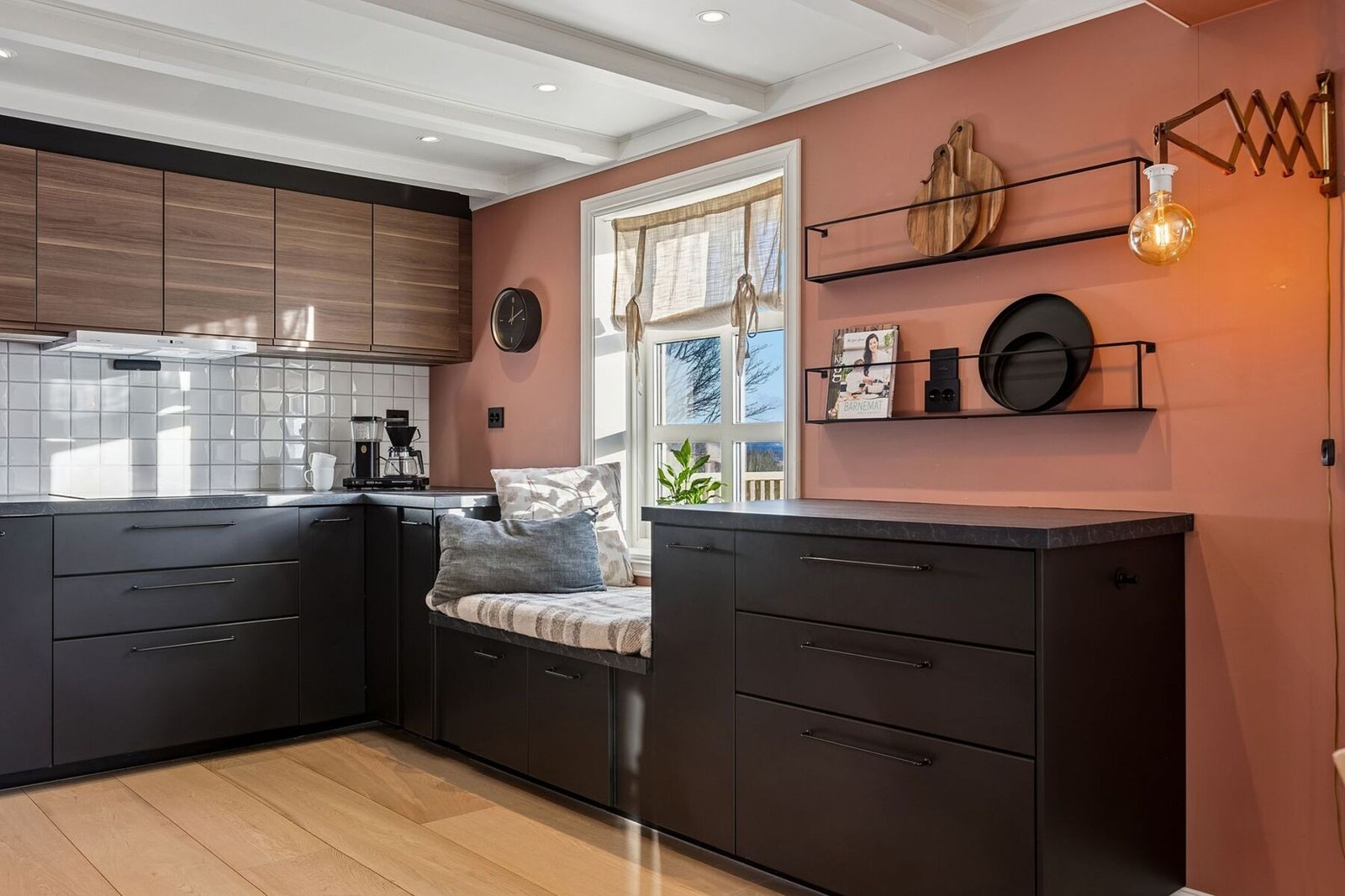 Kjøkkenet er funksjonelt og samtidig en naturlig samlingsplass i boligen. Galleribilde