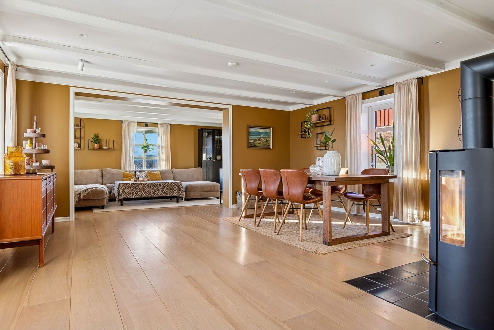 Her får du delikat og luftig stueareal i hovedetasjen på hele 42 kvm. Oppvarmning av boligen skjer ved lun og behagelig vedfyring samt elektrisitet. Galleribilde