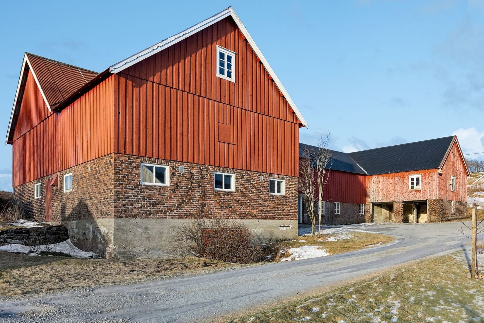 På eiendommen er det er stort fjøs med en grunnflate på ca. 410 kvadratmeter samt et lite uthus på ca 20 kvadratmeter. Galleribilde