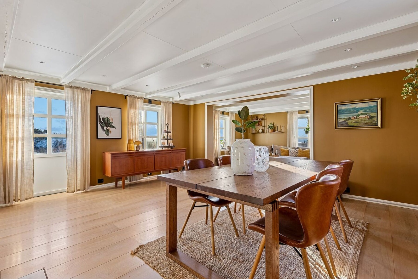 Rikelig med vindusflater slipper inn mye naturlig lys og sørger for en lys og luftig boatmosfære. Galleribilde