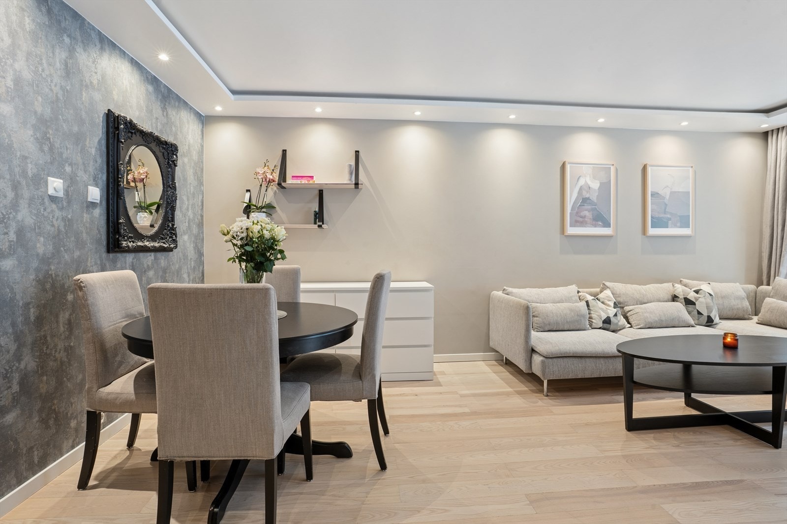 Leiligheten holder en gjennomgående god og moderne standard med lyse overflater og down lights langs himling Galleribilde