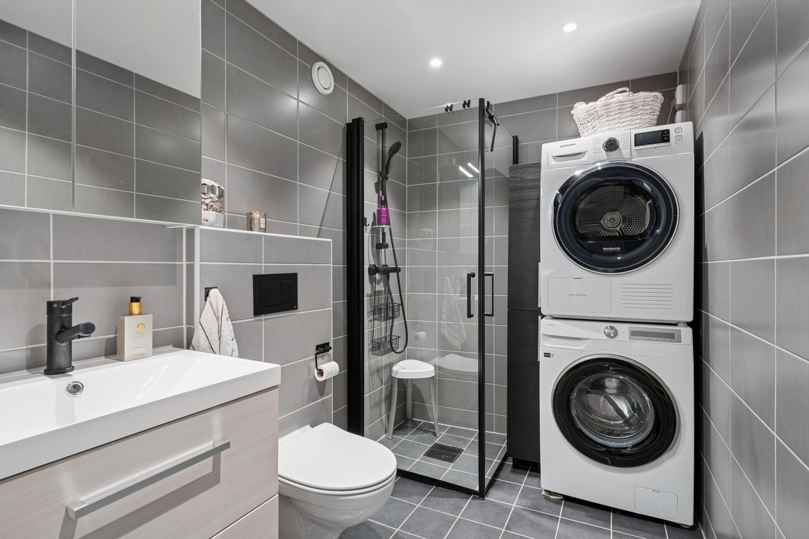 Videre har leiligheten et moderne og pent flislagt baderom som ble rehabilitert i regi av borettslaget og stod ferdigstilt i mars 2023 Galleribilde