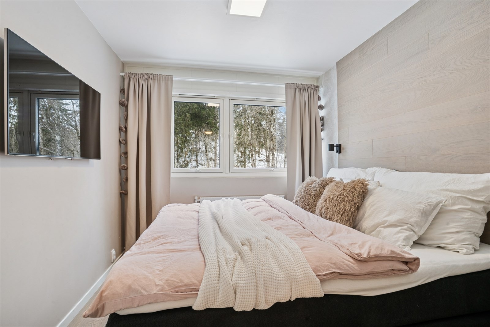 Leiligheten har to romslige soverom med begge tilgang fra entréen. Hovedsoverommet har god plass til en dobbeltseng mellom to veggmonterte nattbord Galleribilde