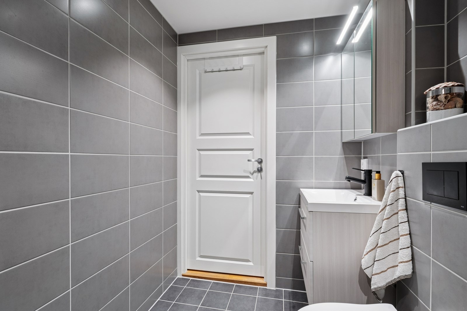 I gulvet er det lagt behagelige varmekabler som avgir godt med varme Galleribilde