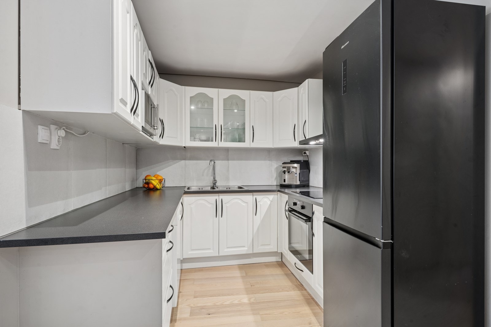 Kjøkkenet er i en delvis åpen løsning vendt mot stuen Galleribilde