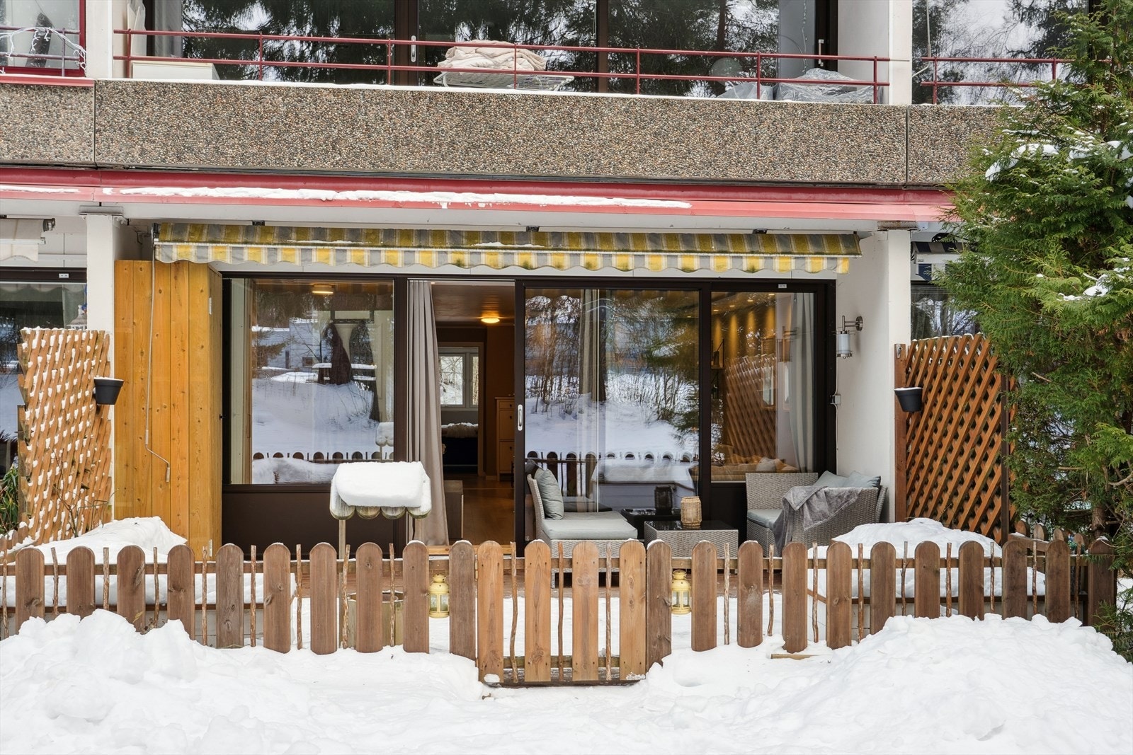 Terrassen er inngjerdet og har port med videre tilgang ut til borettslagets fellesområder Galleribilde