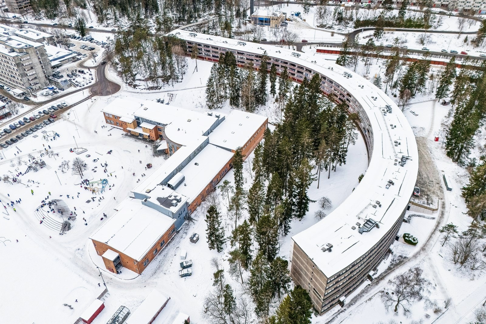 Med beliggenhet i Ammerudveien 91 bor du i et rolig og etablert nabolag, med en sjelden kombinasjon av umiddelbar nærhet til naturen samt et godt utvalg av servicetilbud Galleribilde
