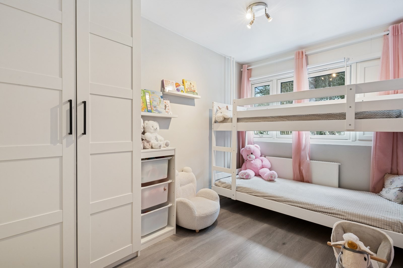 Det andre soverommet kan fint innredes og benyttes som enten barnerom, gjesterom eller kontor - alt etter behov Galleribilde