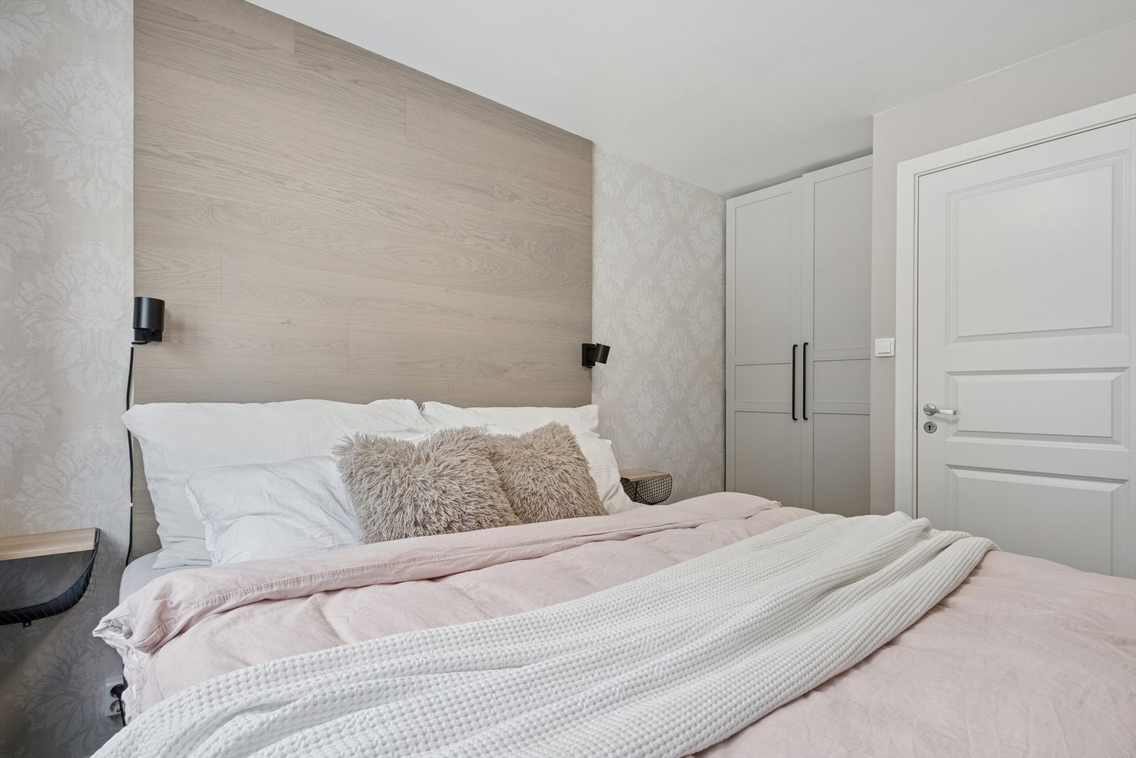 Her er det nisje hvor det er god plass til et romslig garderobeskap Galleribilde