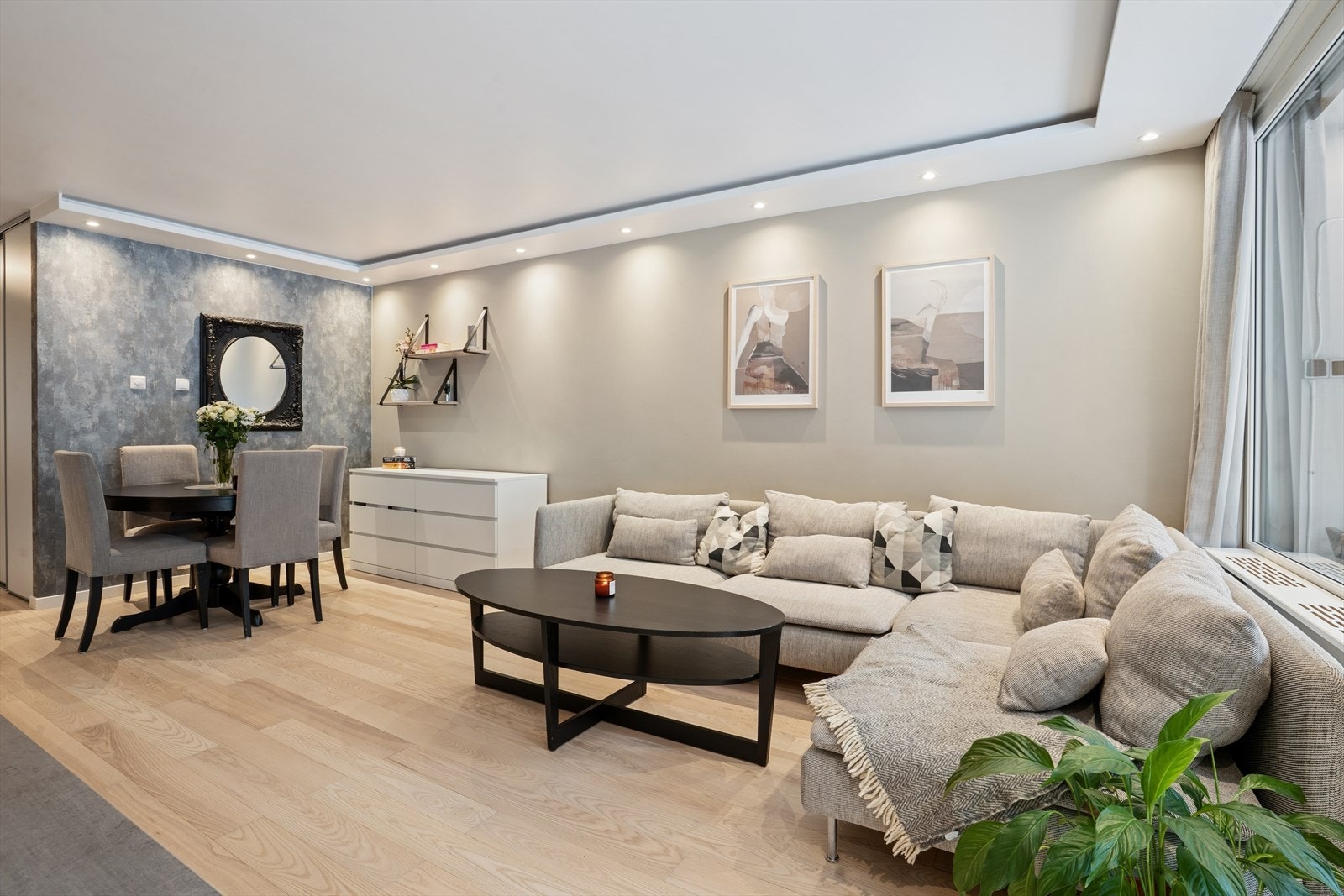 Stuen har en god utforming som gir naturlige møbleringssoner med plass til en sofagruppe, stuebord, spisestue og mediemøbler Galleribilde