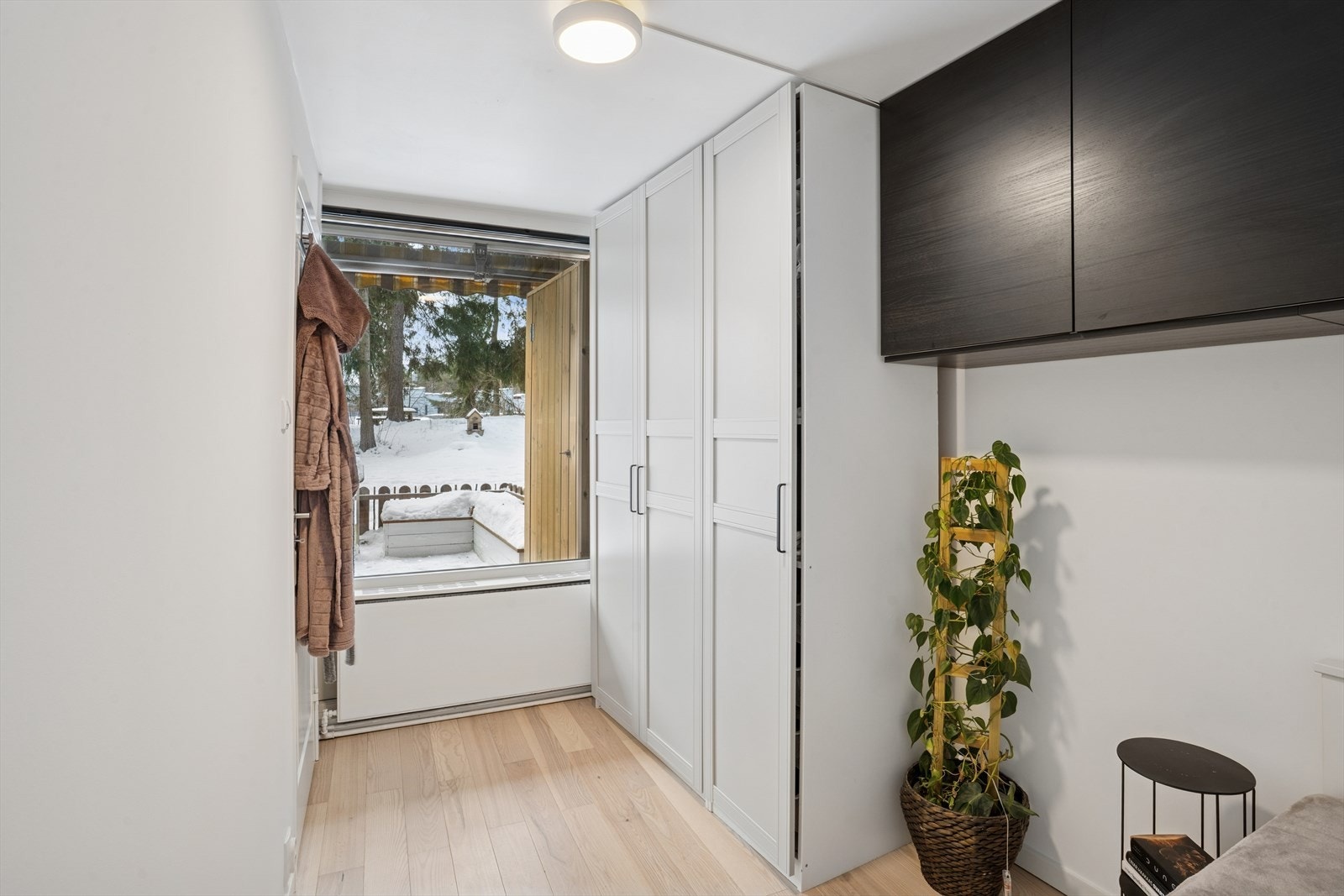 Her er det vindu ut mot terrassen og utover borettslagets fellesområder Galleribilde