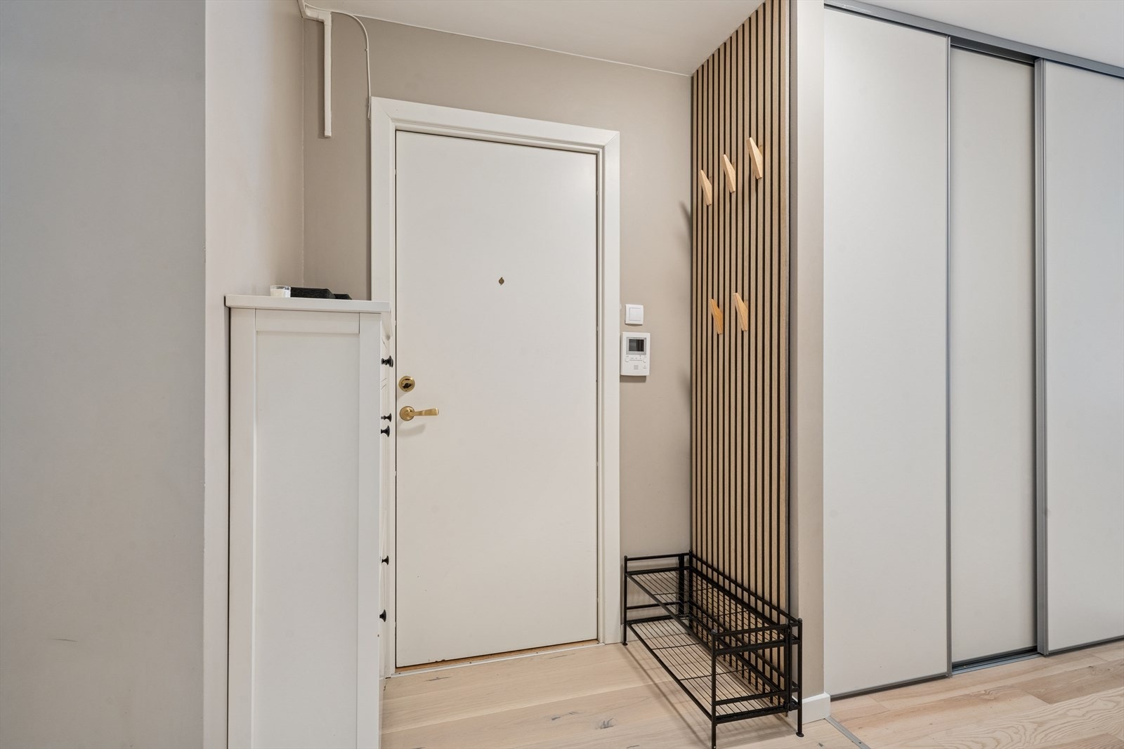 I tillegg til adkomst via felles innvendig trapp har man også en trappefri utendørs adkomst fra byggets bakside Galleribilde