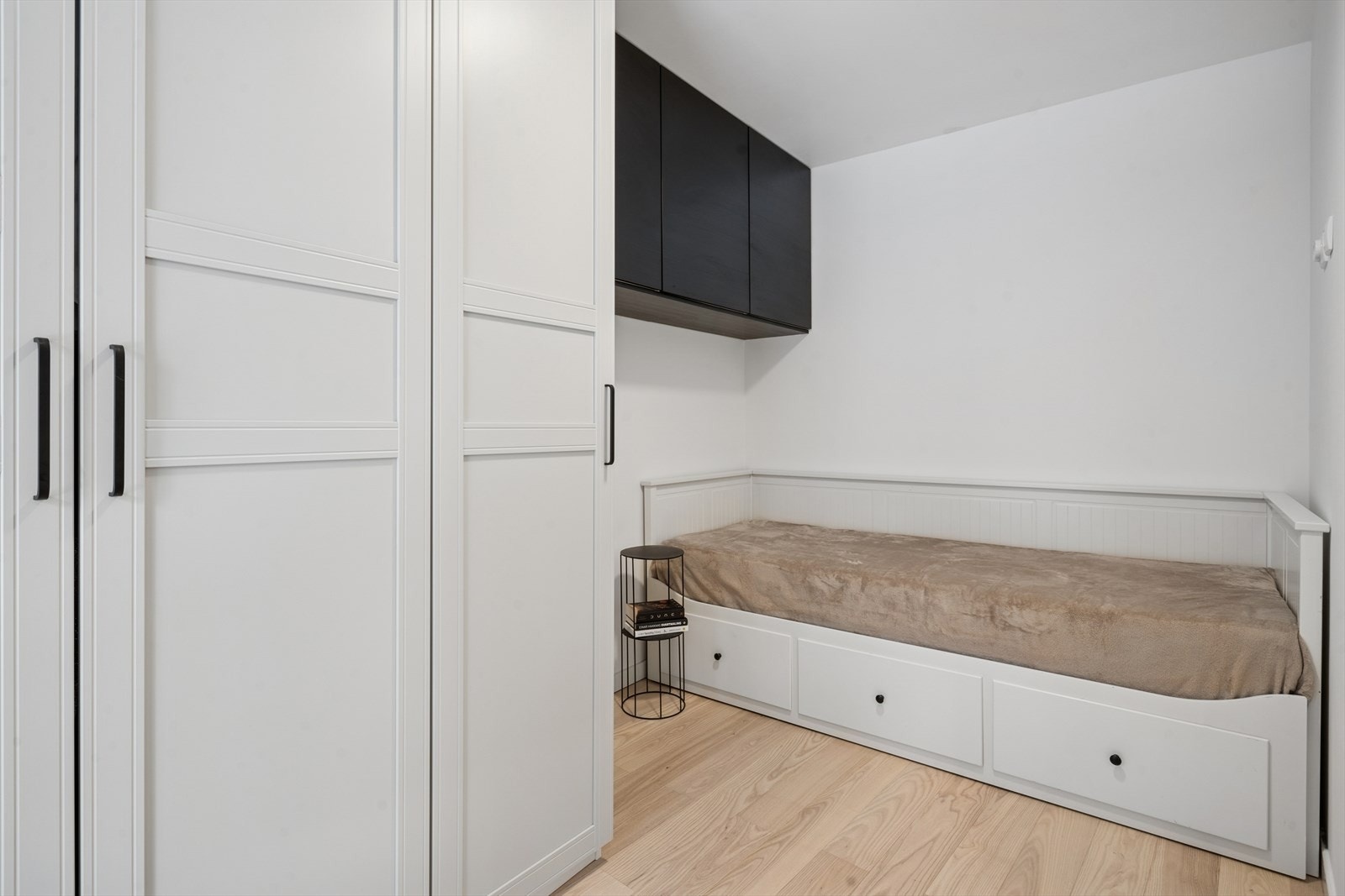 I stuen er det i blitt etablert en alkove som har flere bruks- og innredningsmuligheter. I dag benyttes det som et ekstra soverom Galleribilde