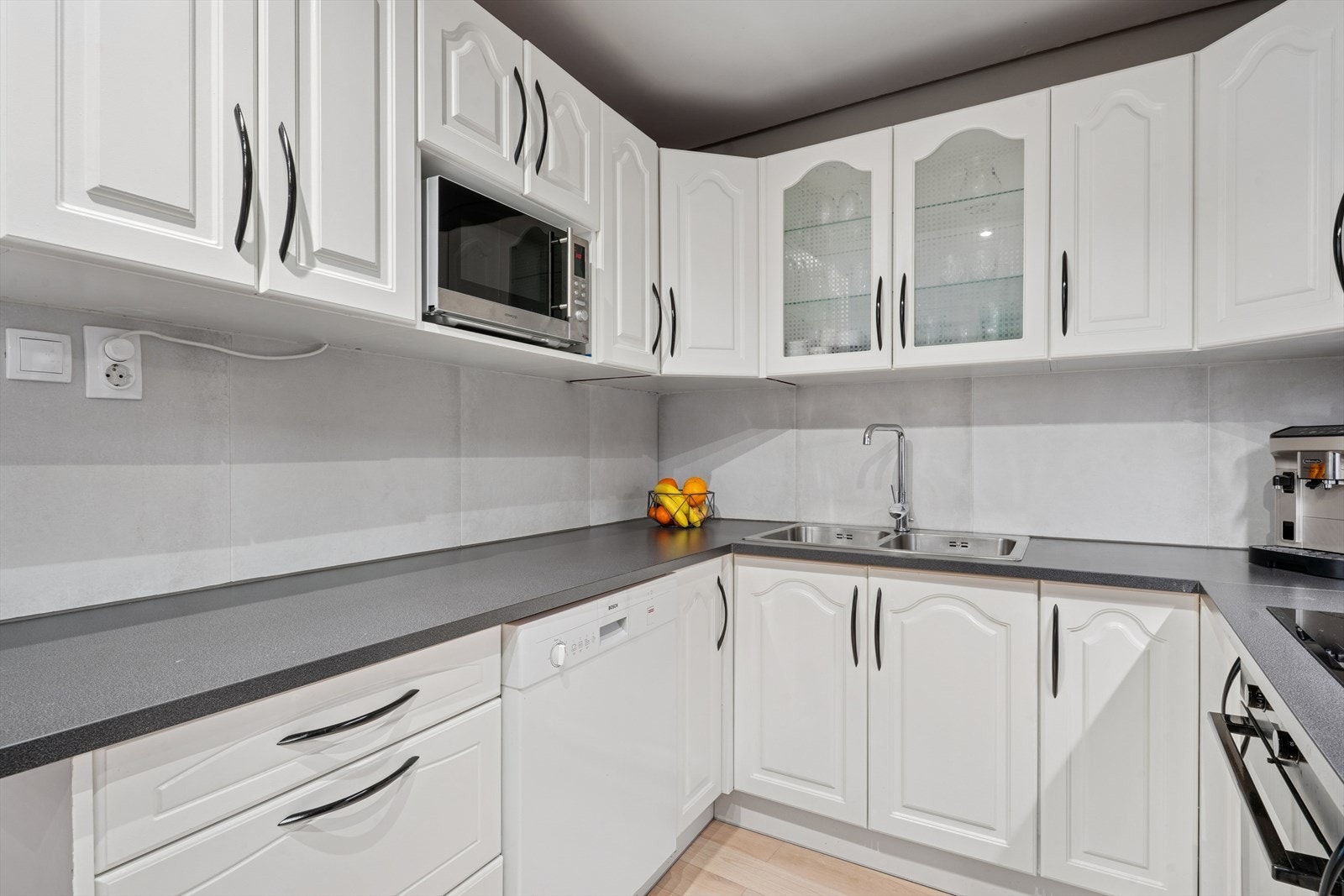 Kjøkkeninnredningen er fra 2009, og er i ettertid blitt modernisert ny benkeplate, oppvaskkum og malte overflater Galleribilde