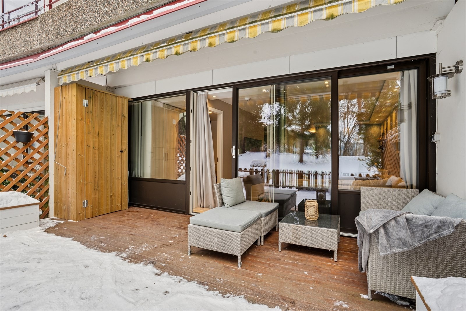 Her kan man fritt innrede med ønsket utemøblement og grill. Terrassen er i tillegg utstyrt med uttrekkbar markise, oppbevaringsskap og belysning Galleribilde