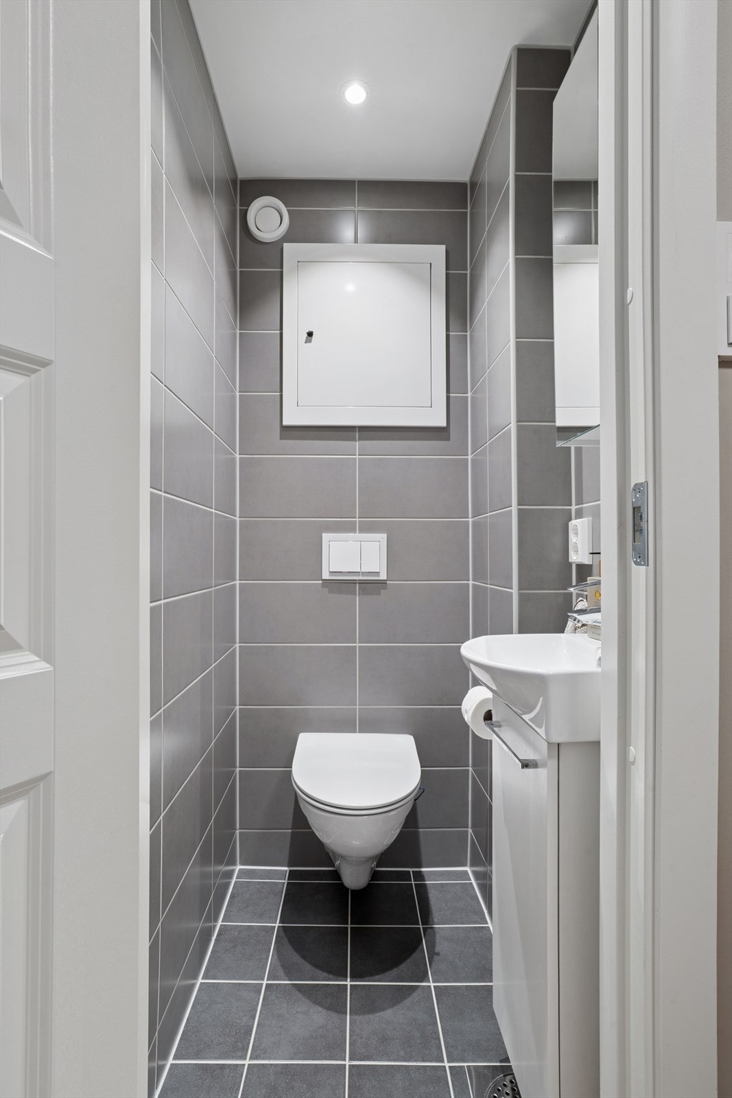 I tillegg til baderommet har man et praktisk separat toalettrom som er flislagt i samme utførelse som baderommet og som stod ferdig oppusset på samme tid Galleribilde