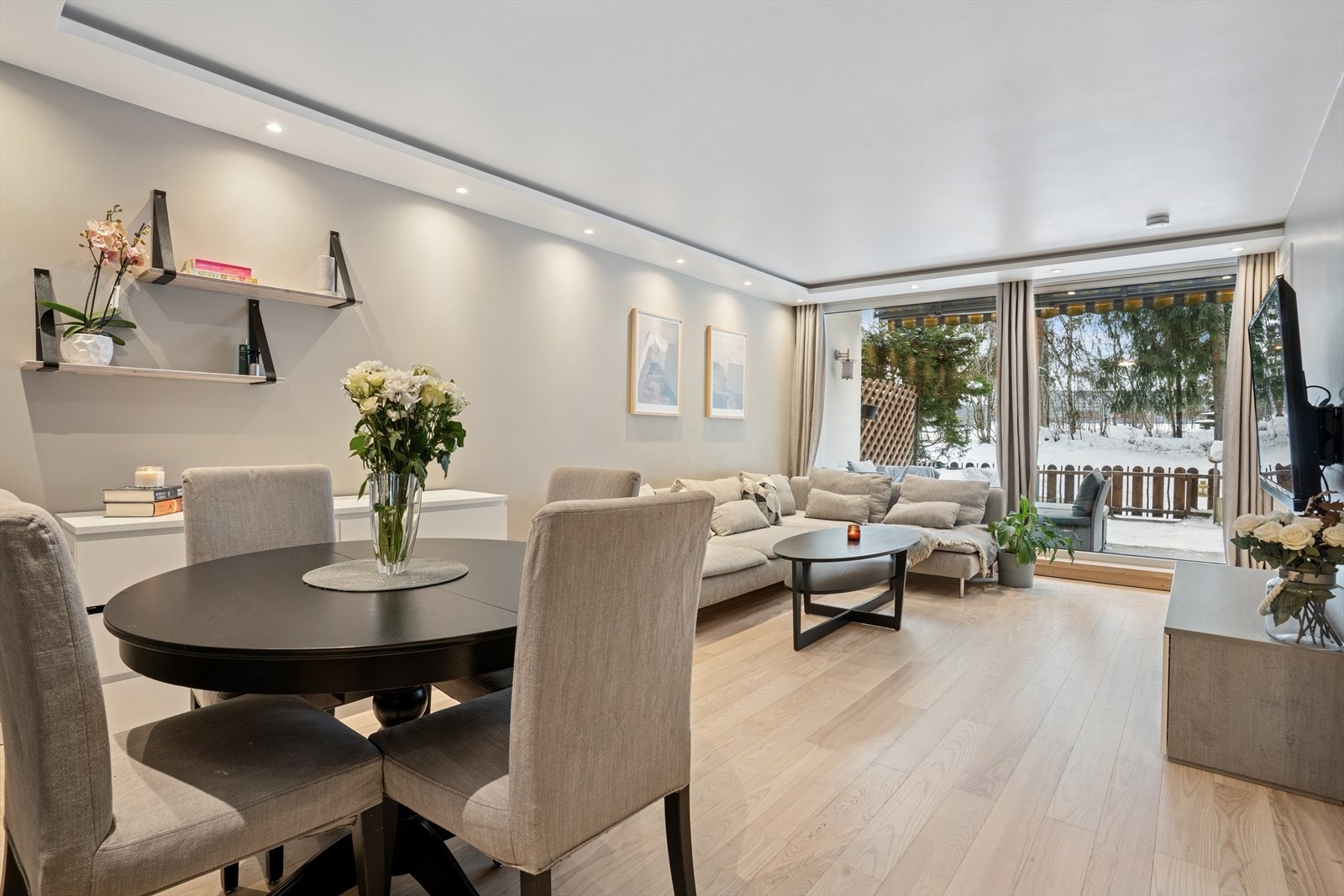 I stuen er det store vindusflater ut mot terrasse noe som gir rikelig med lysinnslipp i tillegg til et pent og usjenert utsyn fritt for gjenboere Galleribilde