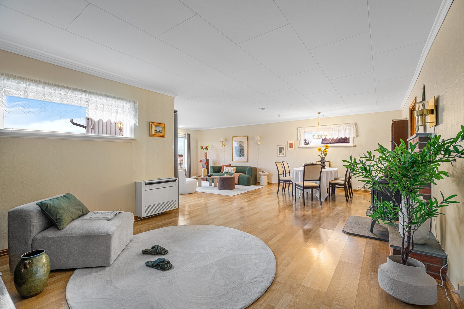 Lys og luftig stue med vinduer i flere himmelretninger. Galleribilde