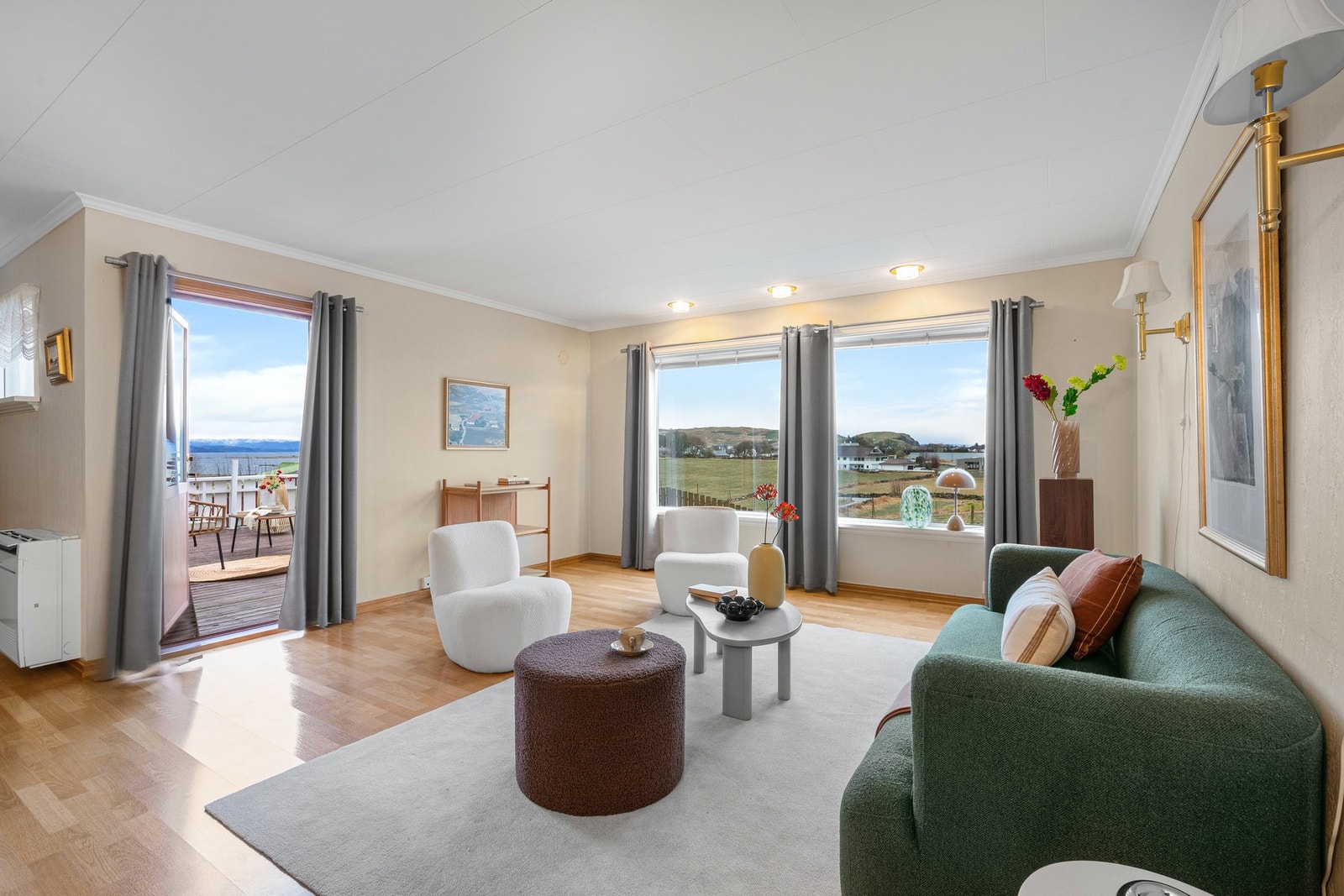 De store vindusflatene slipper inn rikelig med lys. Galleribilde