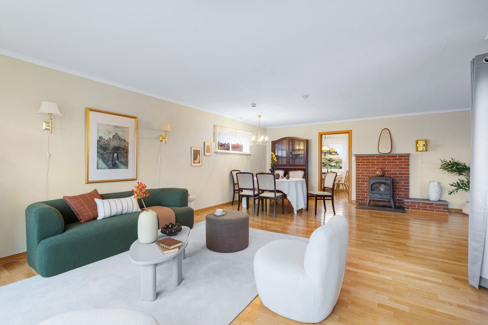 Det er vedovn og varmepumpe i stuen. Galleribilde